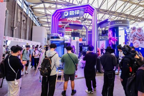 数伴登陆ChinaJoy受关注 周鸿祎现身展台实测Dipal D1