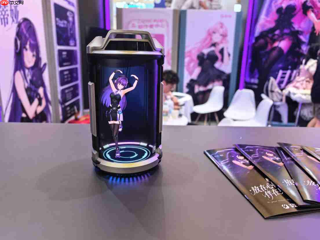 数伴登陆ChinaJoy受关注 周鸿祎现身展台实测Dipal D1