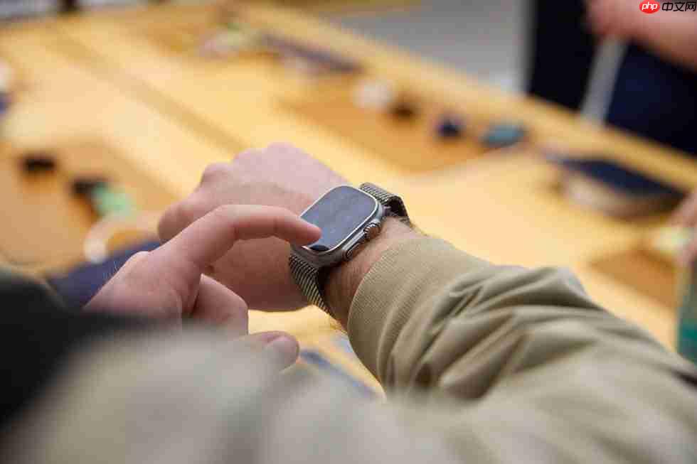 古尔曼双爆料：Apple Watch S12陶瓷材质或回归，苹果正研发圆屏、无屏全新穿戴形态
