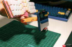 DIY爱好者将旧手机打造“无干扰写作机” 采用迷你键盘