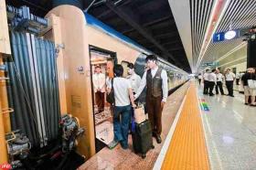 全国首列中式书香门第主题品质旅游列车抵张家界