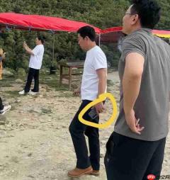 长城魏建军被拍到使用三星S26 Ultra手机 看中防窥屏?