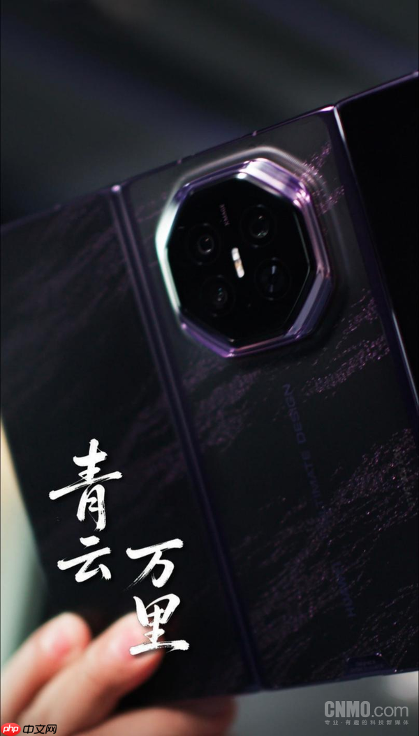 华为Mate XT 2 非凡大师真机首曝 余承东尊界车内展示新机全新形态