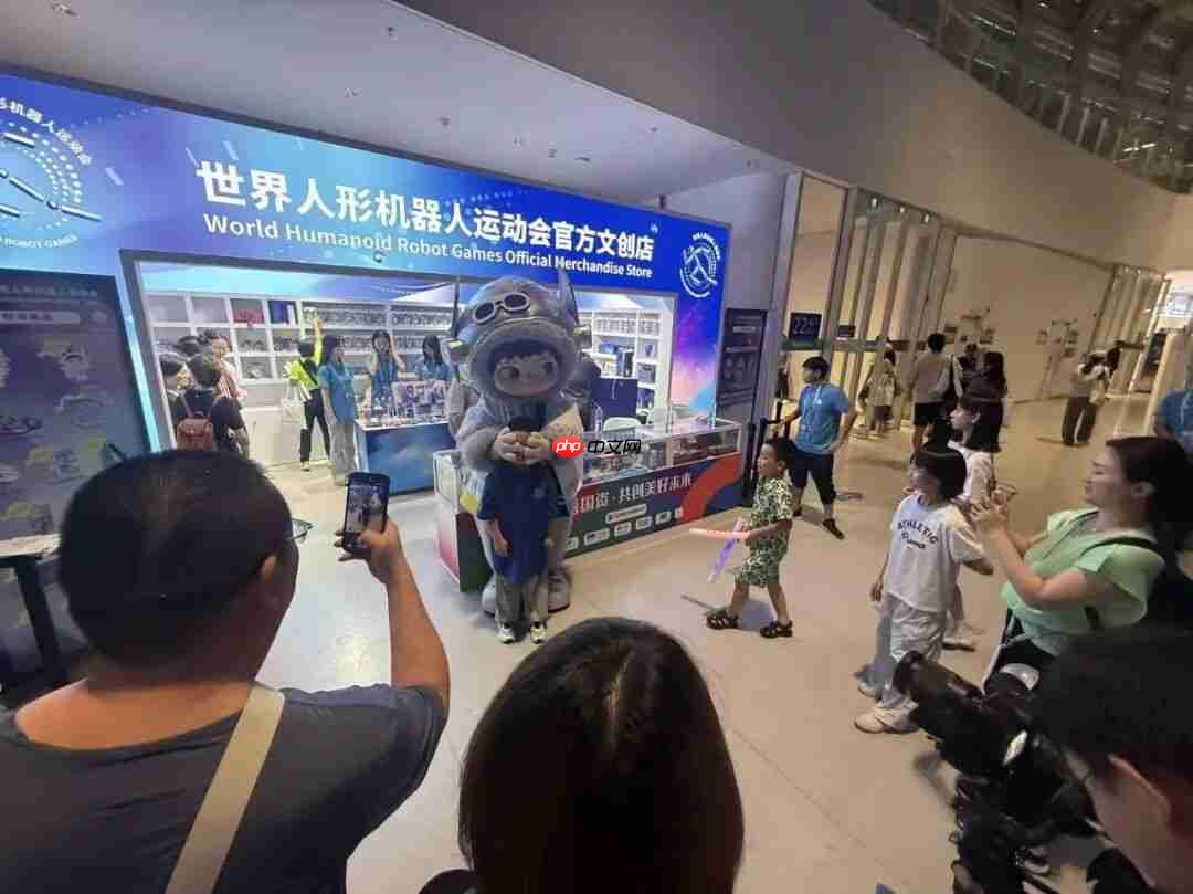 国资文创亮相第二届世界人形机器人运动会开幕式,首日销售额突破20万元