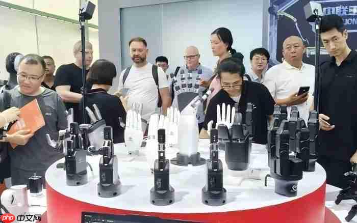 2026世界机器人大会|知行全新灵巧手系列首发,展台人气持续高涨