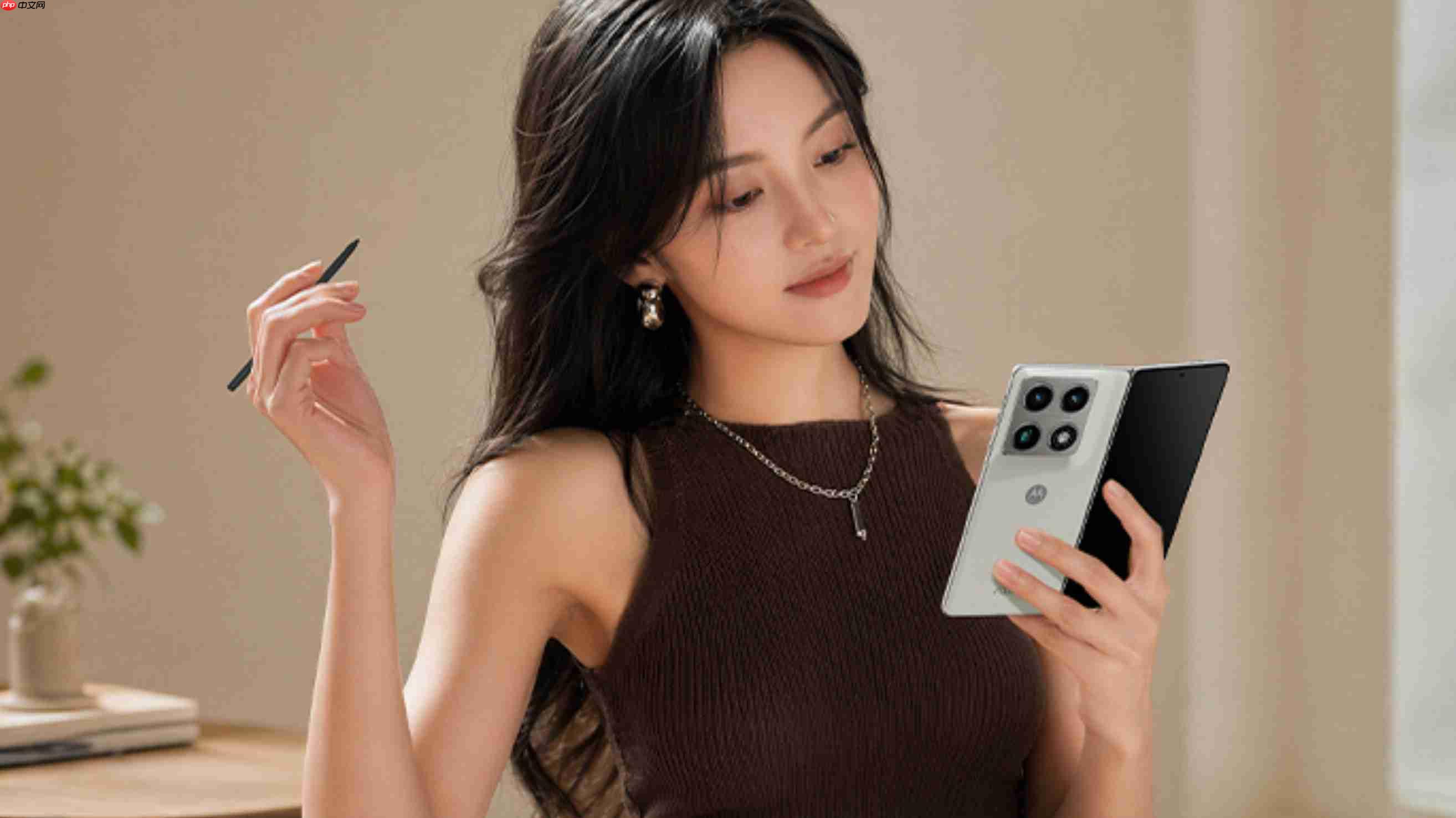 联想moto razr fold正式发布:9999元起,AI与影像双旗舰定位