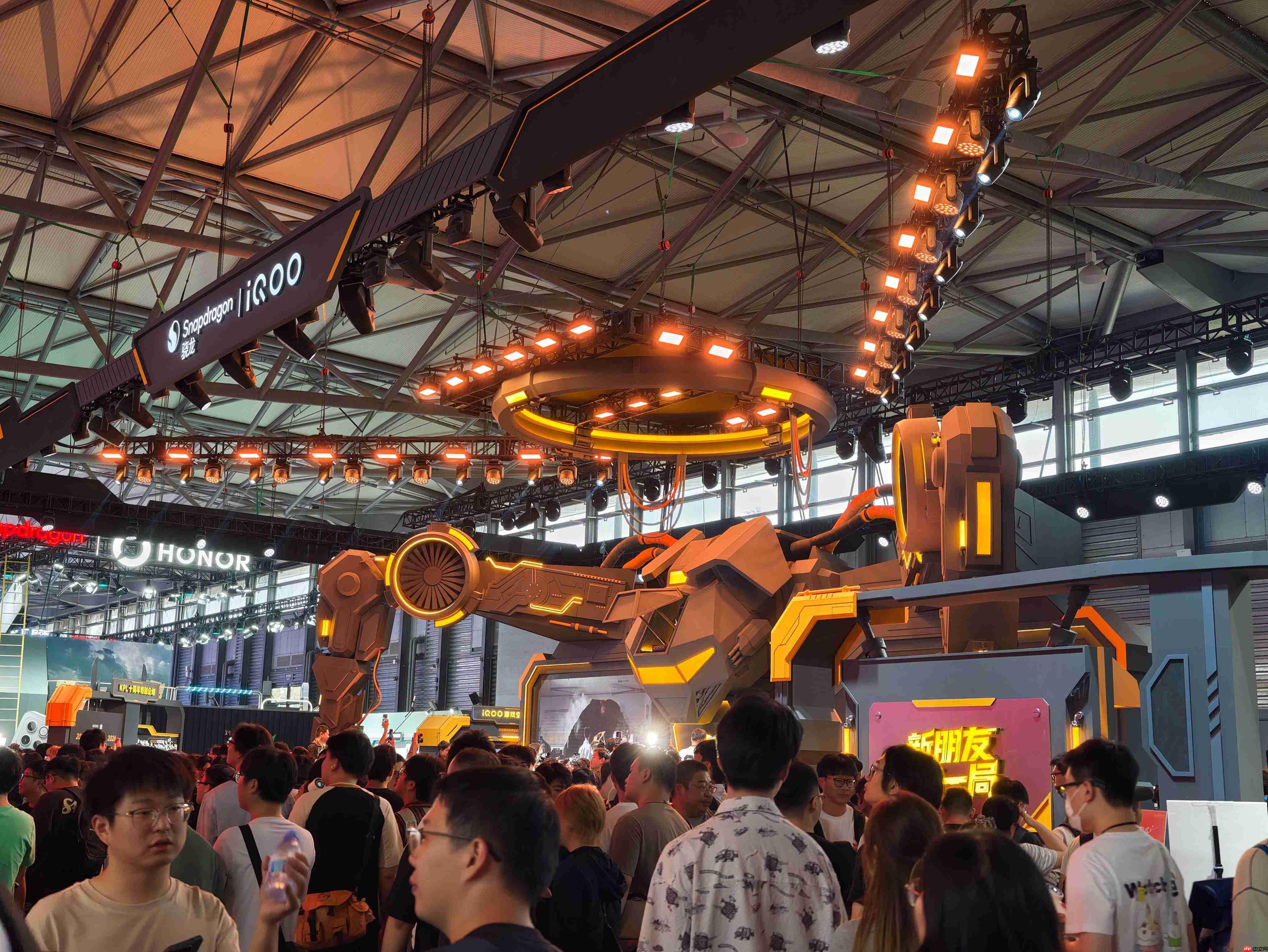 iQOO展台复刻职业电竞赛场,全系列性能产品集中亮相ChinaJoy 2026!