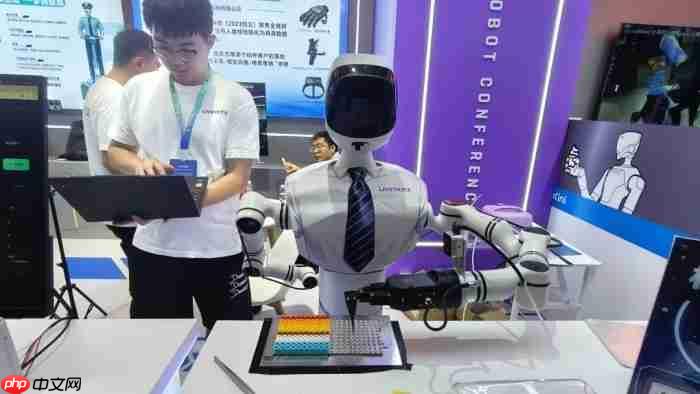 2026世界机器人大会|饮品制作、电力巡检、无人售卖:一场展会里的“知行手”