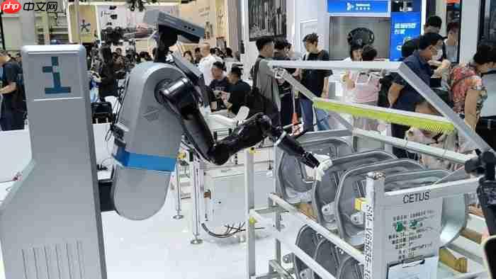 2026世界机器人大会|饮品制作、电力巡检、无人售卖:一场展会里的“知行手”