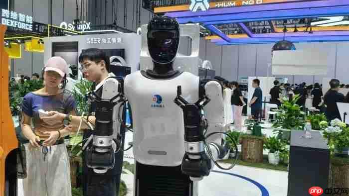 2026世界机器人大会|饮品制作、电力巡检、无人售卖:一场展会里的“知行手”