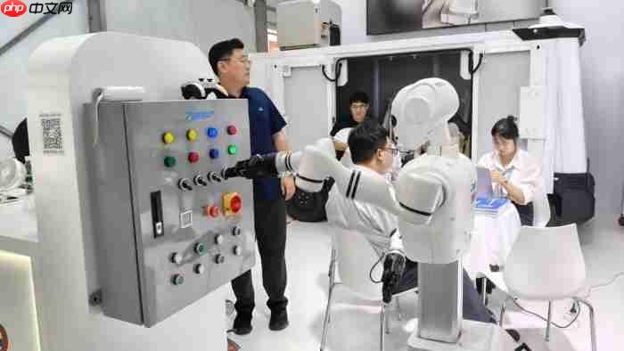 2026世界机器人大会|饮品制作、电力巡检、无人售卖:一场展会里的“知行手”