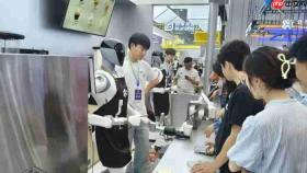 2026世界机器人大会｜饮品制作、电力巡检、无人售卖：一场展会里的“知行手”
