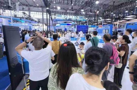 聚焦“一老一小”,工匠行智能全球首发诺恩新品引现场下订签约热潮
