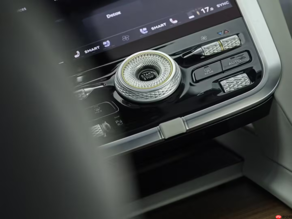 宾利首款纯电SUV Torcal预告发布 850马力、3秒内破百