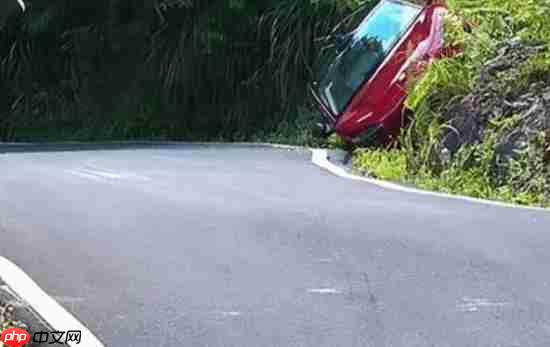 懂车帝直播小米SU7 赛道突发失控 冲出绿化带引热议