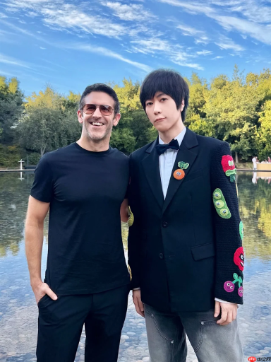 五月天阿信也爱iPhone Duo 晒合影苹果新任CEO特纳斯