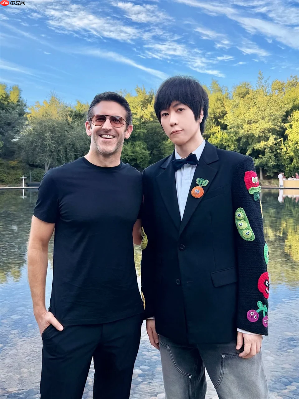 五月天阿信也爱iPhone Duo 晒合影苹果新任CEO特纳斯