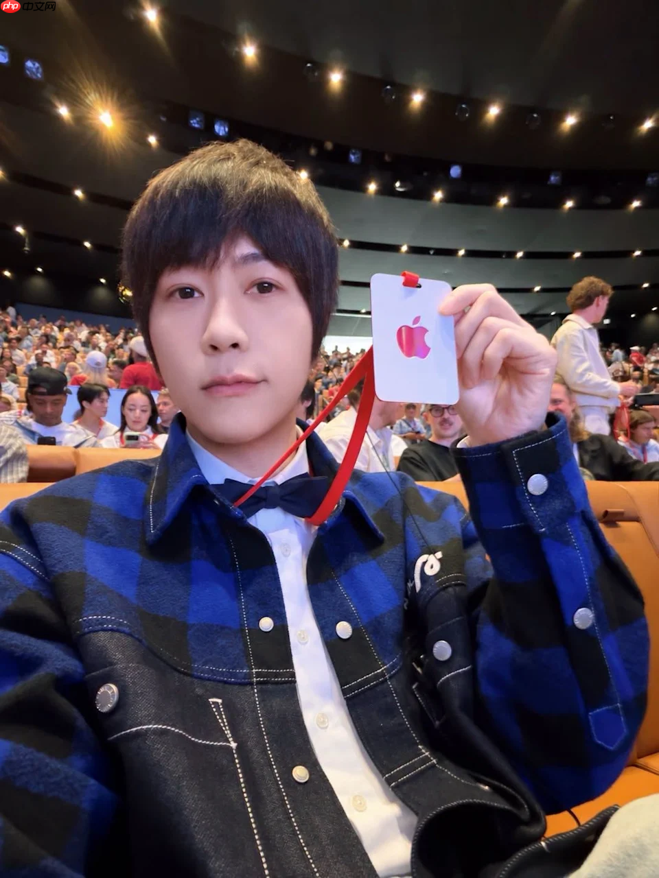 五月天阿信也爱iPhone Duo 晒合影苹果新任CEO特纳斯