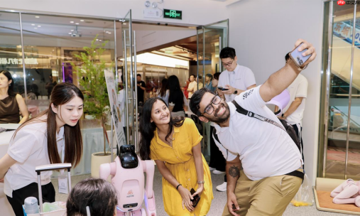 启元机器人新品发布会召开，广州门店线下体验人气十足！