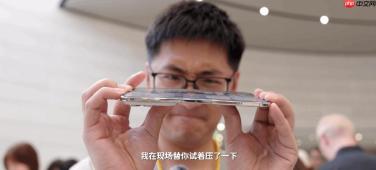 这么脆吗?影视飓风Tim反向轻掰iPhoneDuo致外屏闪屏