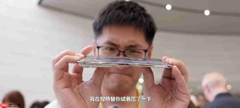 这么脆吗?影视飓风Tim反向轻掰iPhoneDuo致外屏闪屏