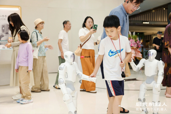 上纬新材启元机器人开启交付，上海门店现场人气高涨、氛围热烈