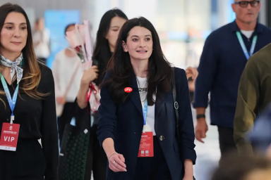 黄仁勋女儿结婚了！李在镕致辞意外透露黄敏珊婚讯