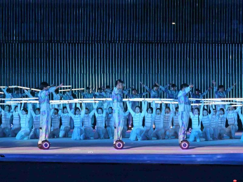 九号平衡车燃动版亮相安徽十六运开幕式,百人编队表演诠释智能移动新体验