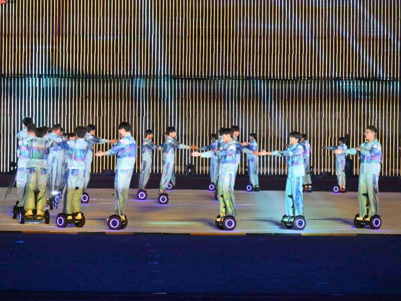 九号平衡车燃动版亮相安徽十六运开幕式,百人编队表演诠释智能移动新体验