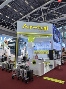 广交会“神器”引来疯抢外商骑爱尔威Airwheel电动可登机行李箱满场飞奔