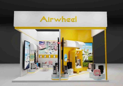 广交会“神器”引来疯抢外商骑爱尔威Airwheel电动可登机行李箱满场飞奔