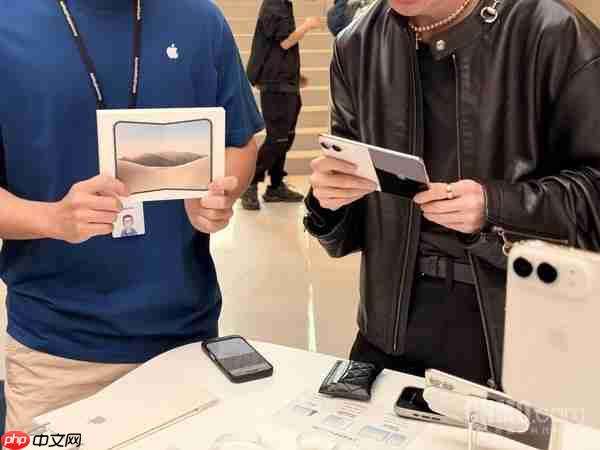 iPhone Duo门店首销直击：静安店首位顾客提走512GB星光白