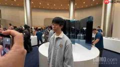 iPhone Duo门店首销直击:静安店首位顾客提走512GB星光白