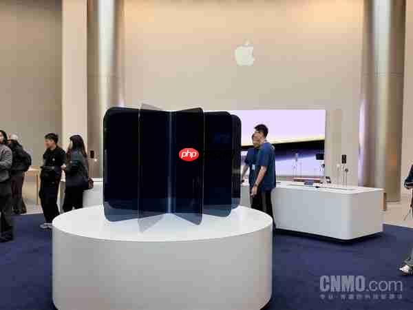 iPhone Duo门店首销直击：静安店首位顾客提走512GB星光白