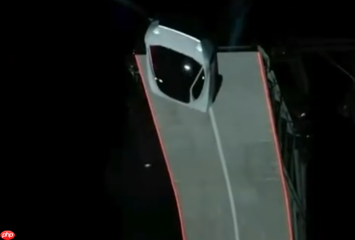 这车真能飞!特斯拉Roadster发布会上演空中飞车