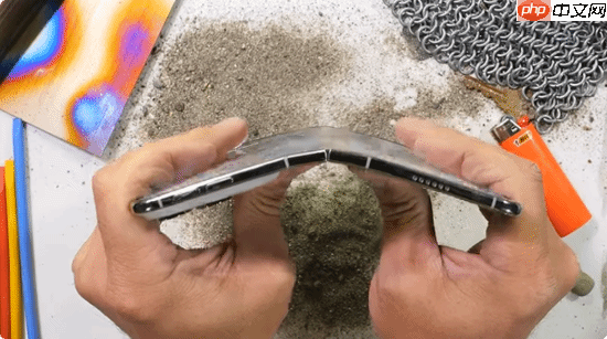 iPhone Duo耐用测试翻车:粉尘测试进灰 内屏直接失灵!