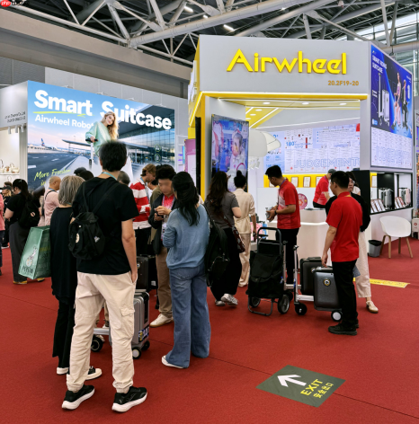 智能骑行箱(LuxuryCabin Suitcase)热度延续!爱尔威Airwheel亮相广交会