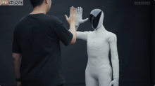 小鹏人形机器人升级!可预判人类6秒动作 实现动态交互