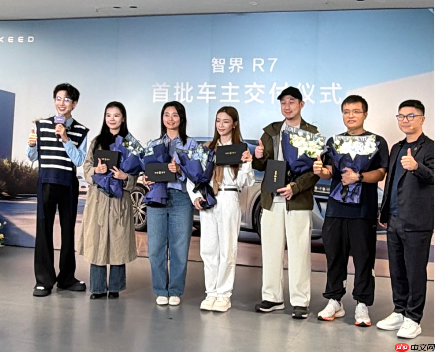 智界R7开启全国交付,家庭用户占92%,竞争从“拼参数”转向“拼场景”