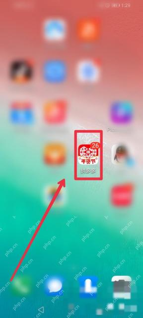 拼多多怎么查看同款比价对应步骤:打开拼多多以后,先把要比价的商品找出来。后面的搜同款动作要从这件商品继续。