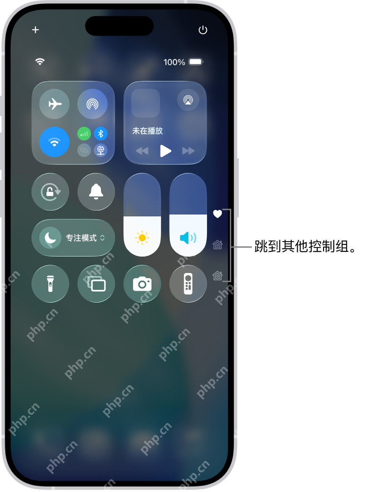 iPhone 控制中心页面左上角显示添加按钮和快捷工具