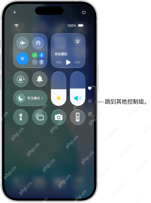 iPhone 控制中心页面左上角显示添加按钮和快捷工具