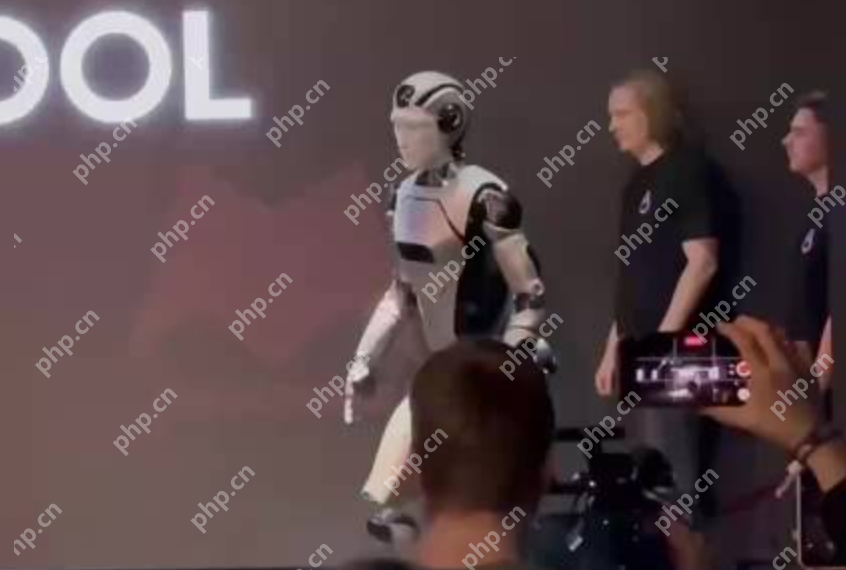俄罗斯推出首款国产人形机器人：刚一亮相就摔个跟头 被人抬走 - php中文网