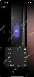 iPhone 操作按钮相机动作的菜单展开,列出拍照、自拍、录像、人像和人像自拍