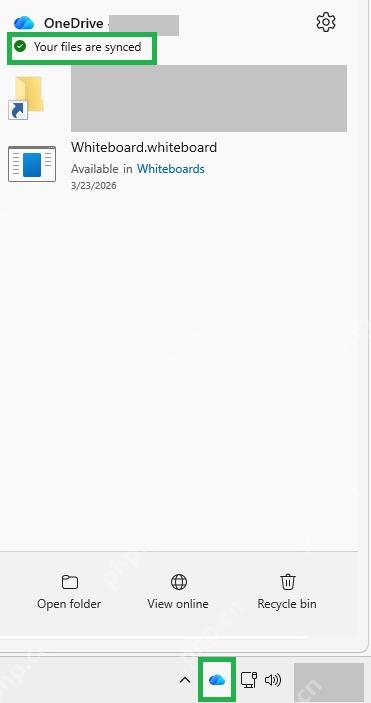 OneDrive 面板显示 Your files are synced,用于确认离线文件已经同步完成