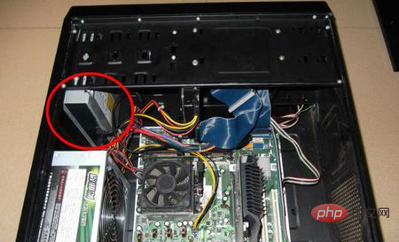 So entfernen Sie das Computer-Motherboard