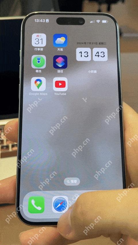iPhone 主屏幕进入便捷访问半屏状态,顶部内容下移到底部附近便于单手触控