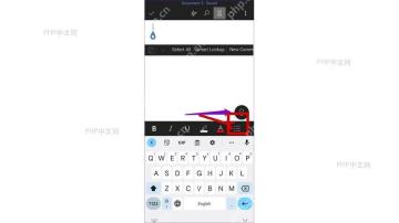Word iPhone 文档编辑界面，右下角麦克风按钮已标出，用于在 Word iOS 文档中启动语音转文字