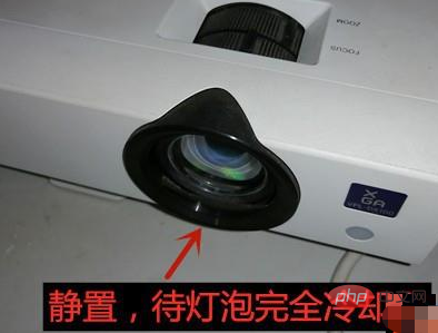 When turning off the projector, under what conditions can the power be cut off?