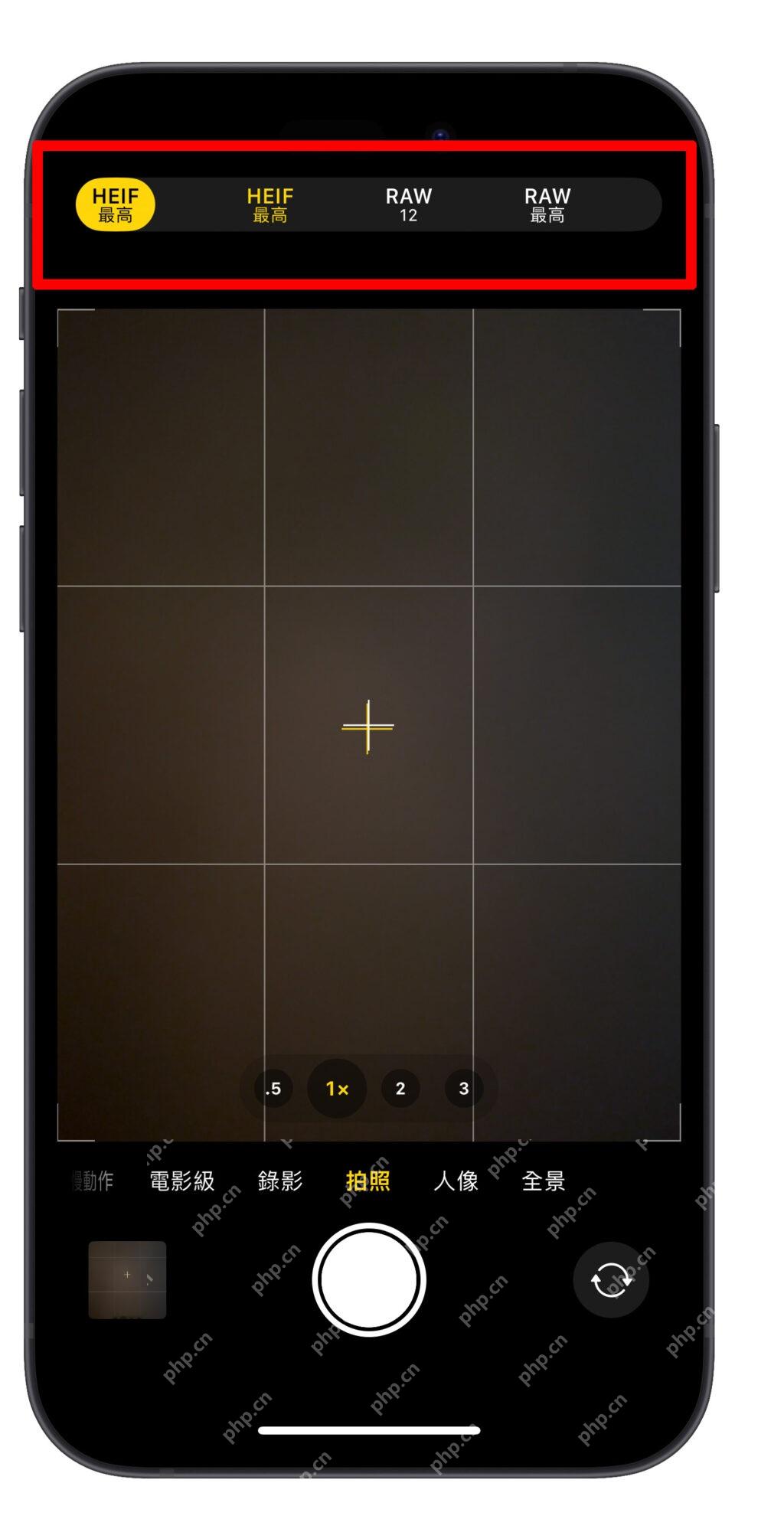 iPhone 相机拍照界面顶部展开 HEIF Max RAW 12 和 RAW Max 格式菜单